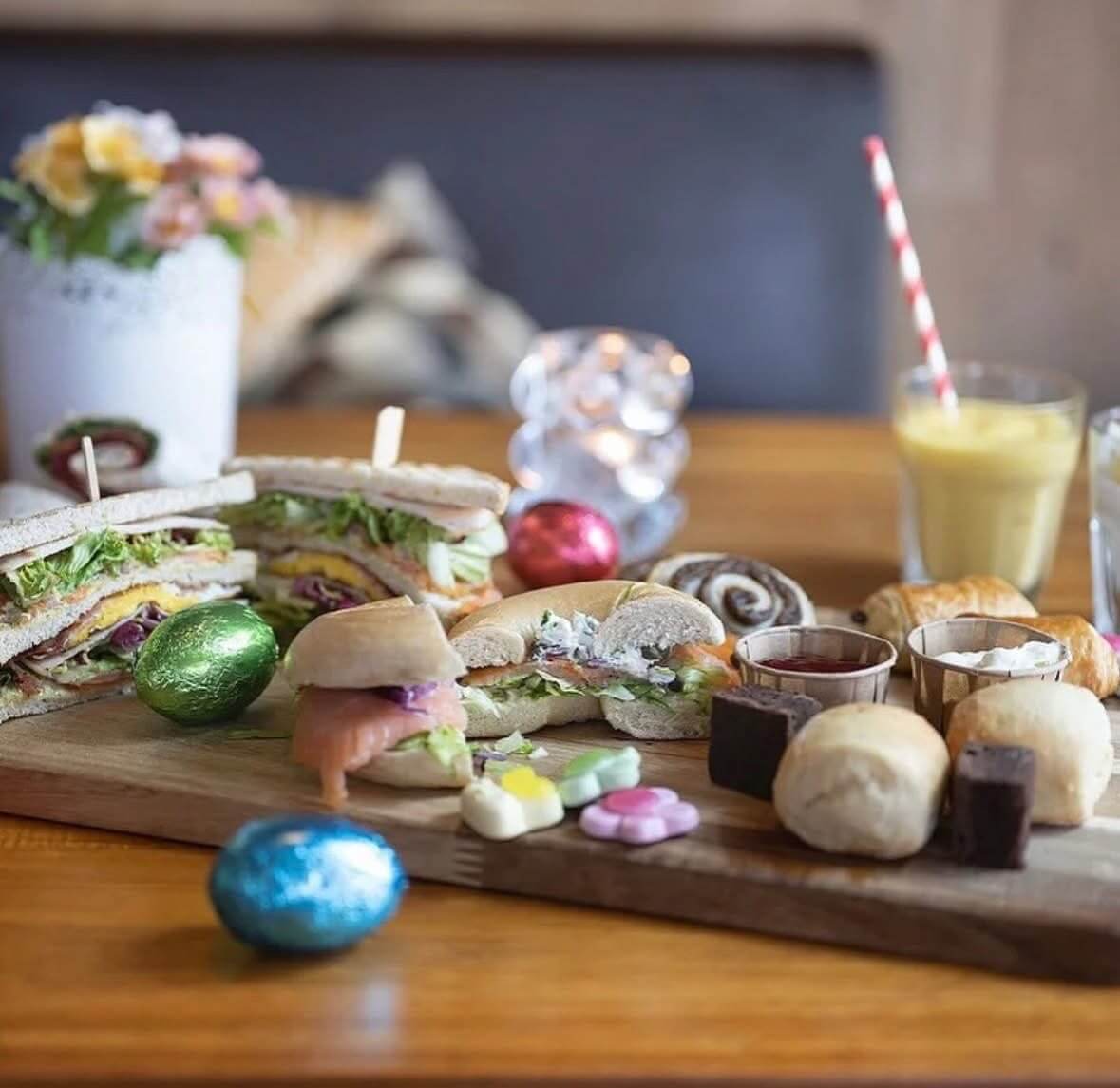 Paasontbijt broodjes en chocoladeeieren
